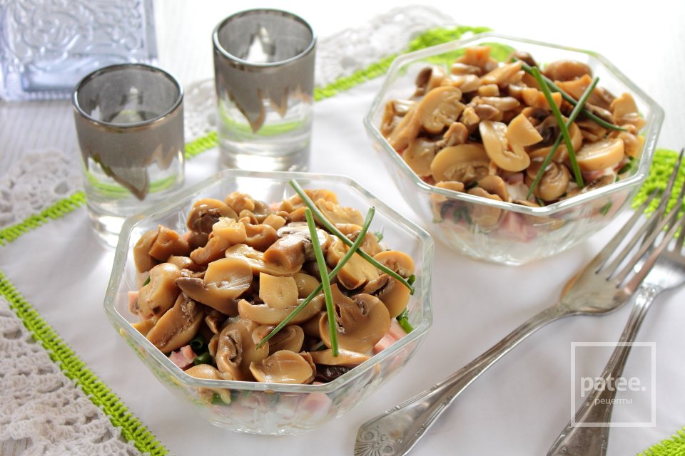 Салат с маринованными грибами - Шаг 11