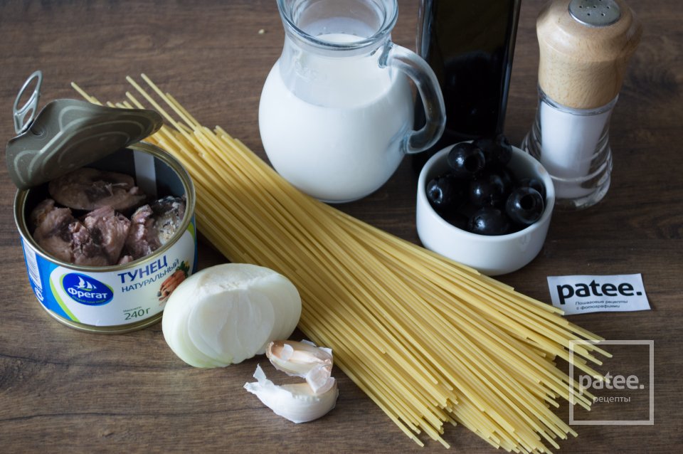 Спагетти с тунцом и маслинами - Шаг 1