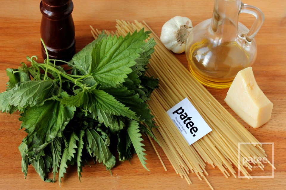 Спагетти с песто из крапивы - Шаг 1