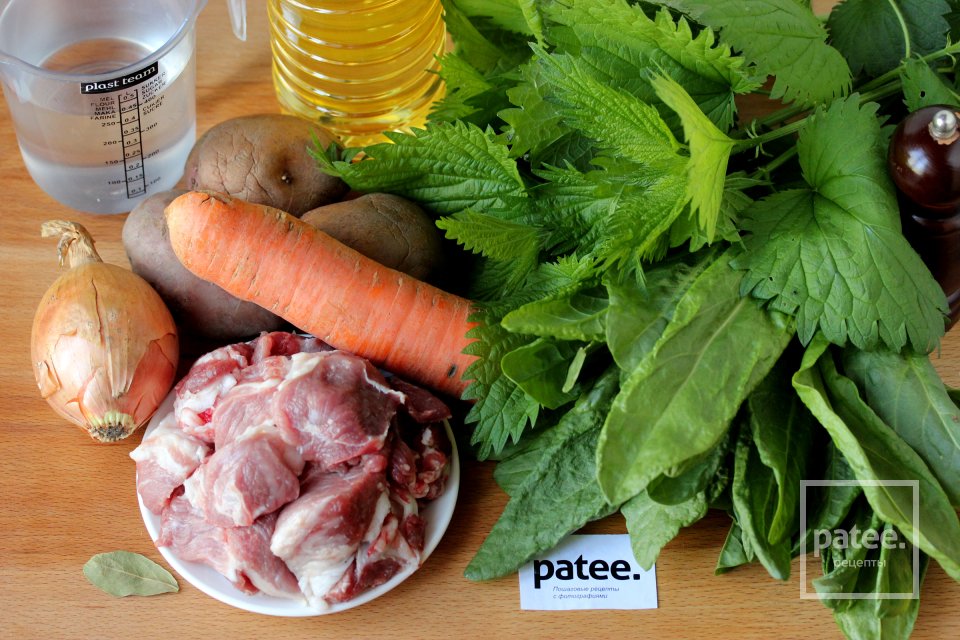 Зелёный суп со свининой, крапивой и щавелем - Шаг 1