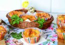 Маффины из кабачков с салями и помидорами