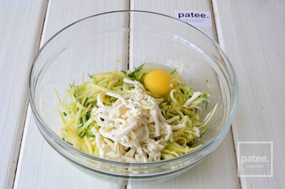 Маффины из кабачков с салями и помидорами - Шаг 3