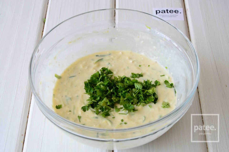 Маффины из кабачков с салями и помидорами - Шаг 7