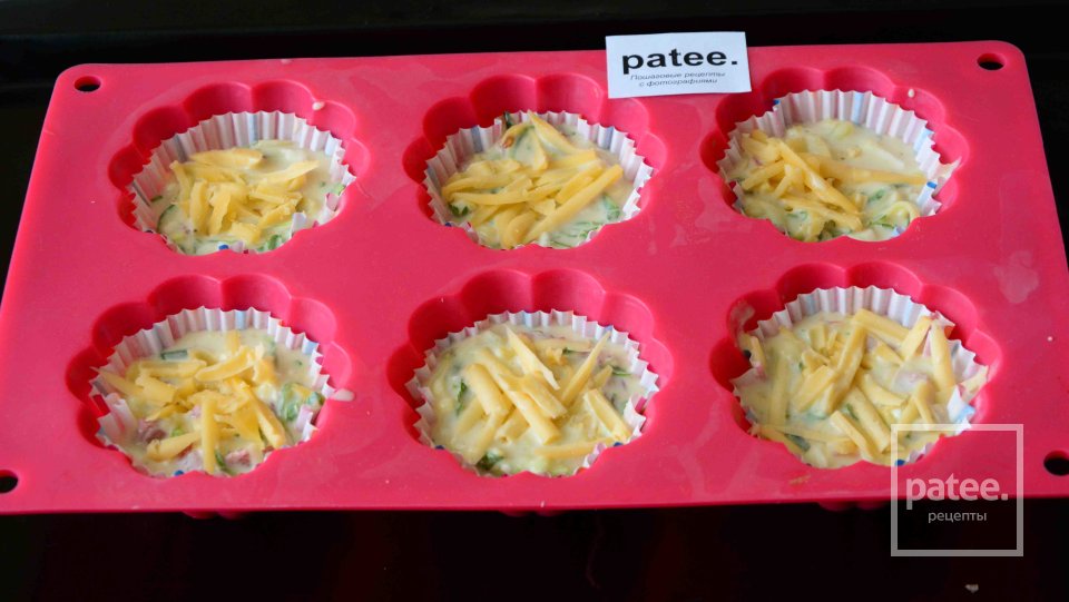 Маффины из кабачков с салями и помидорами - Шаг 11