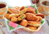 Жареные пирожки с луком и яйцом