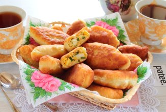 Жареные пирожки с луком и яйцом