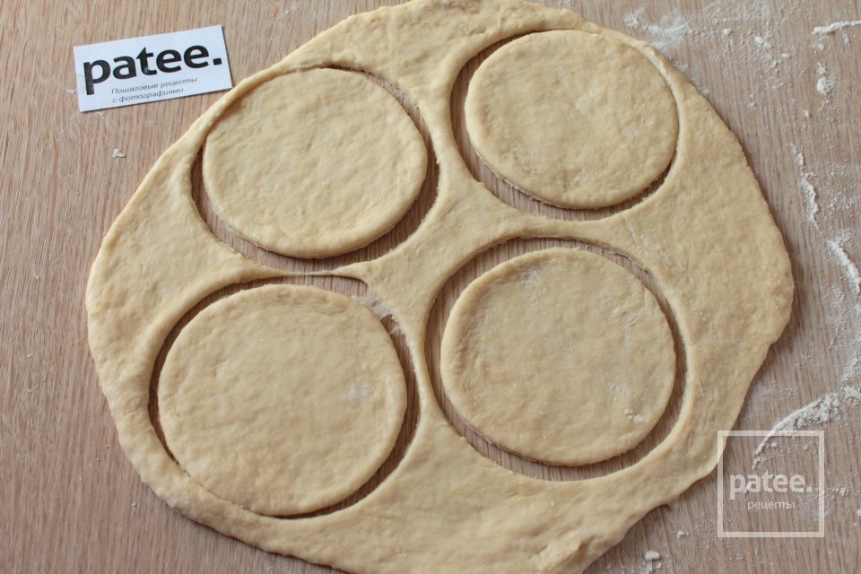 Жареные пирожки с луком и яйцом - Шаг 8