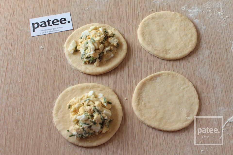 Жареные пирожки с луком и яйцом - Шаг 9