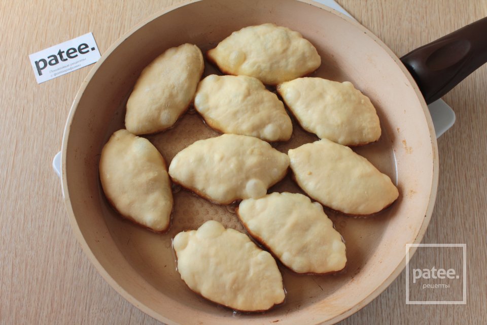 Жареные пирожки с луком и яйцом - Шаг 11
