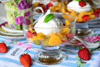 Фруктовый салат с кремом