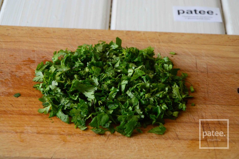 Салат из фасоли с орехами и кинзой - Шаг 2