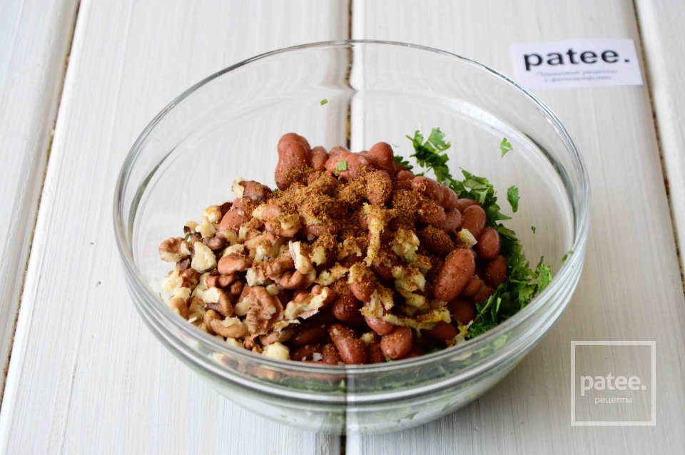 Салат из фасоли с орехами и кинзой - Шаг 7