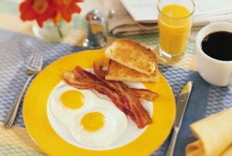 Завтрак с высоким содержанием белка помогает женщинам контролировать уровень глюкозы в крови