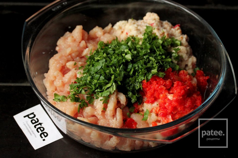 Куриные котлеты со сладким перцем и петрушкой - Шаг 6