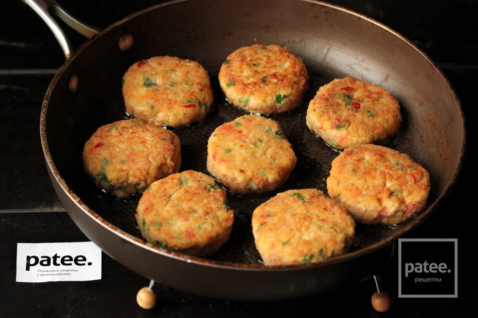 Куриные котлеты со сладким перцем и петрушкой - Шаг 11