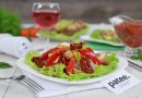 Салат с курицей и вялеными помидорами