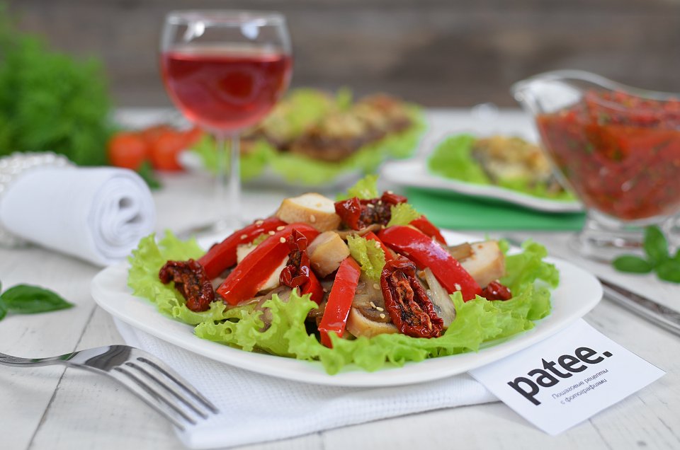 Салат с курицей и вялеными помидорами - рецепт с фотографиями - Patee .