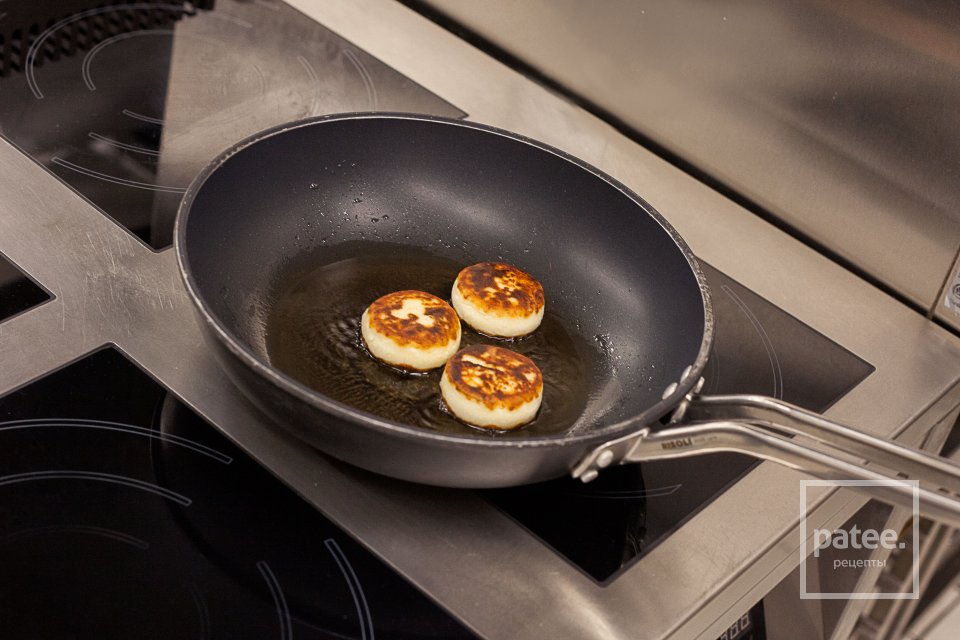 Домашние сырники из творога - Шаг 7