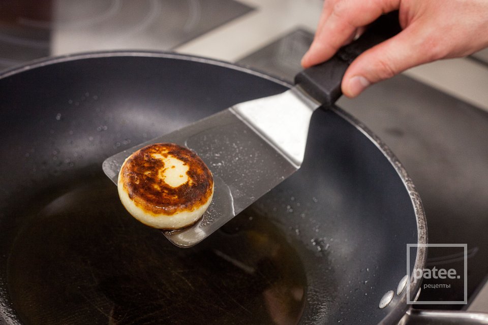 Домашние сырники из творога - Шаг 8