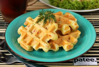 Вафли на майонезе с колбасой и луком-пореем