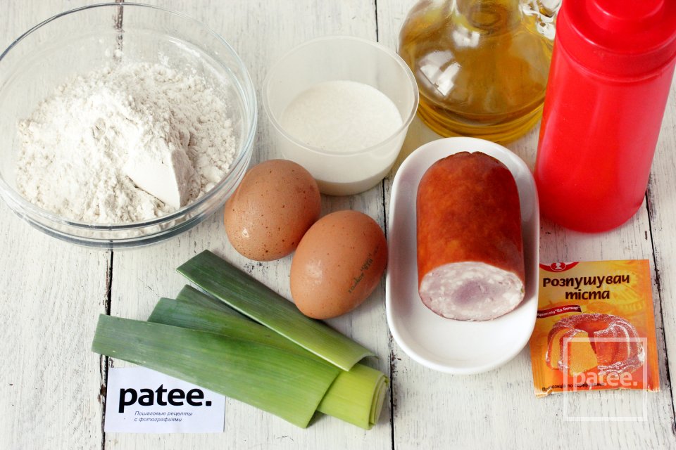 Вафли на майонезе с колбасой и луком-пореем - Шаг 1