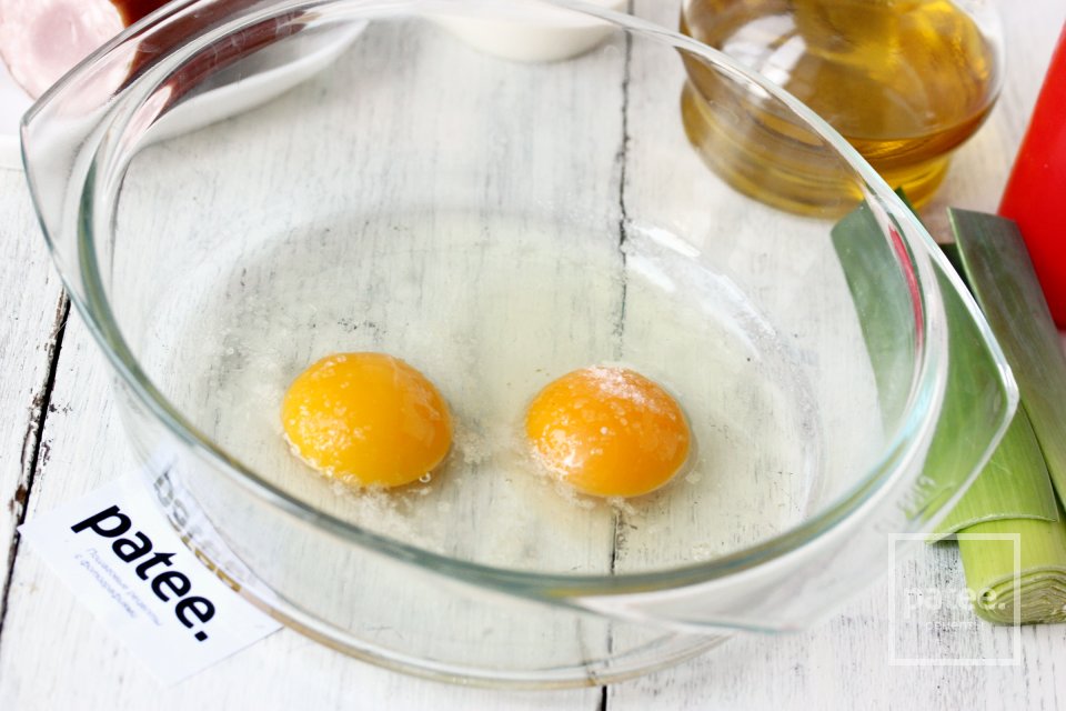 Вафли на майонезе с колбасой и луком-пореем - Шаг 2