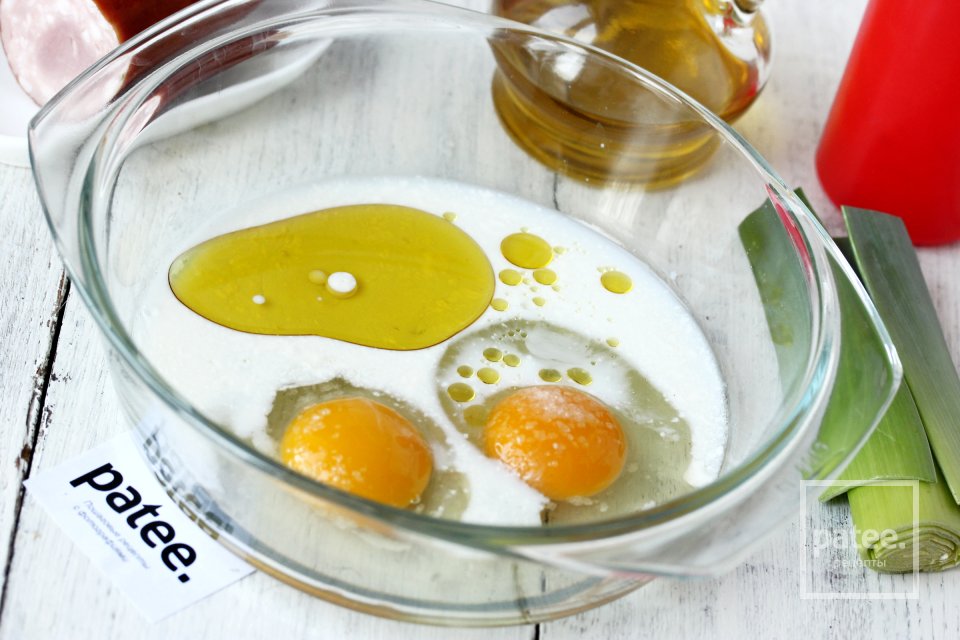 Вафли на майонезе с колбасой и луком-пореем - Шаг 3