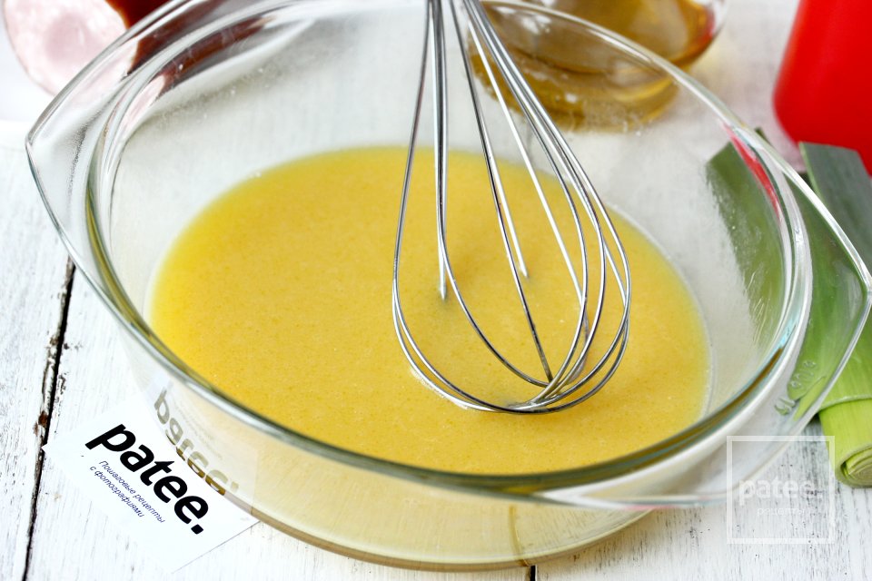 Вафли на майонезе с колбасой и луком-пореем - Шаг 4