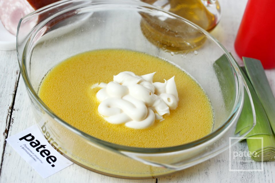 Вафли на майонезе с колбасой и луком-пореем - Шаг 5