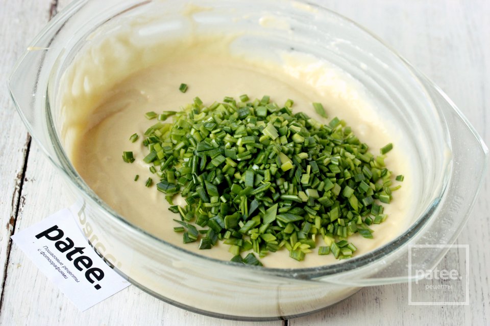 Вафли на майонезе с колбасой и луком-пореем - Шаг 8