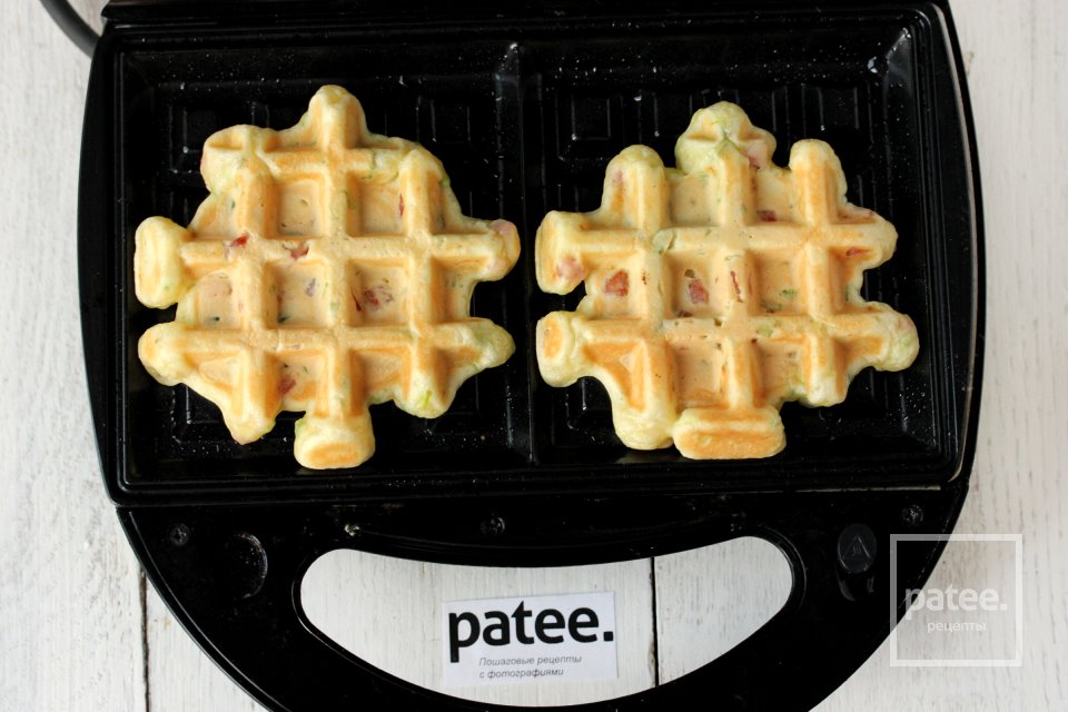 Вафли на майонезе с колбасой и луком-пореем - Шаг 11