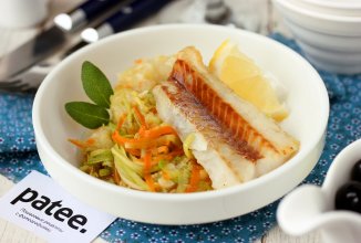 Хек на подушке из овощной лапши, запечённый в пергаменте