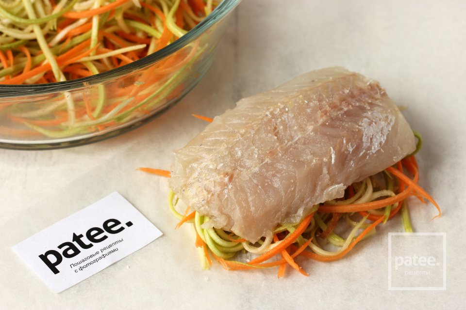 Хек на подушке из овощной лапши, запечённый в пергаменте - Шаг 8