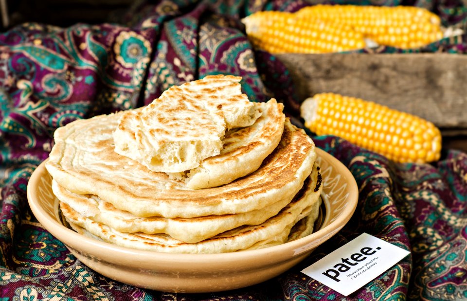 Кукурузная лепешка как называется. Тортилья из кукурузной муки. Мчади — лепешка из кукурузной муки. Тортилья из кукурузной муки. Маисовые лепешки мексика.