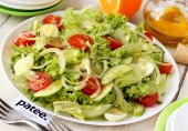 Салат со свежими овощами и перепелиными яйцами