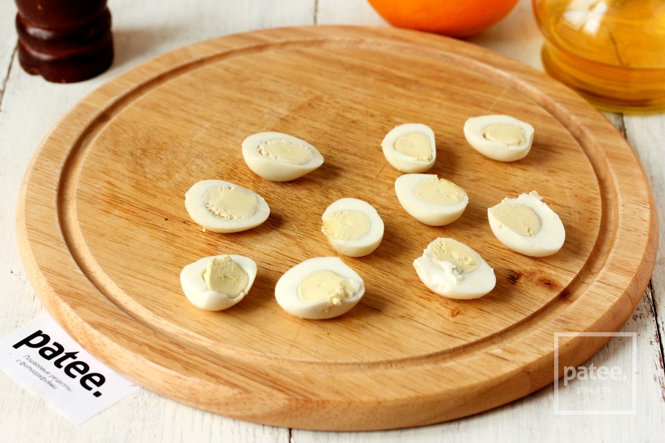 Салат со свежими овощами и перепелиными яйцами - Шаг 4