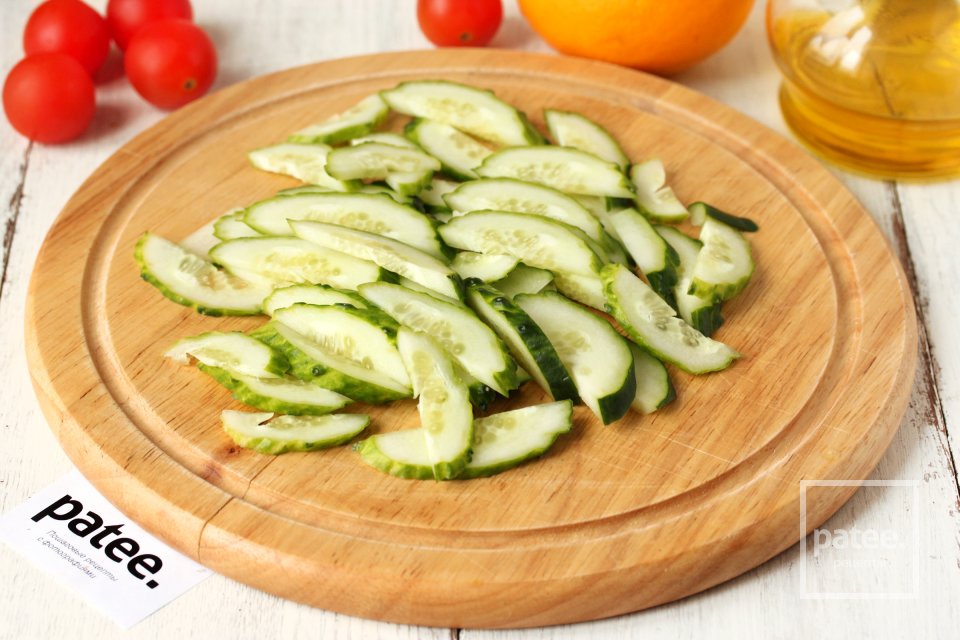 Салат со свежими овощами и перепелиными яйцами - Шаг 2