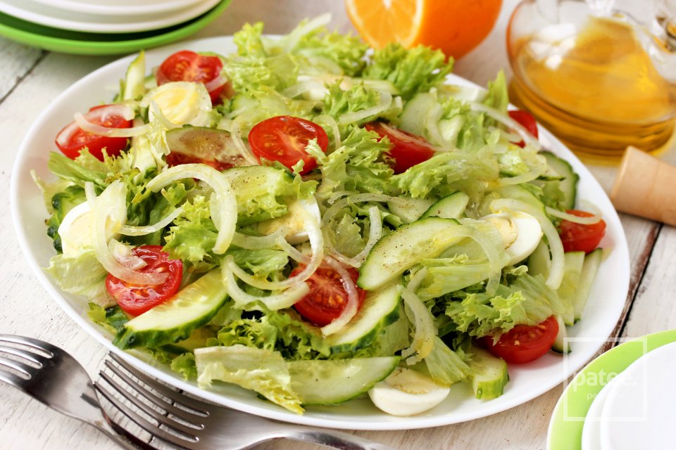 Салат со свежими овощами и перепелиными яйцами - Шаг 12