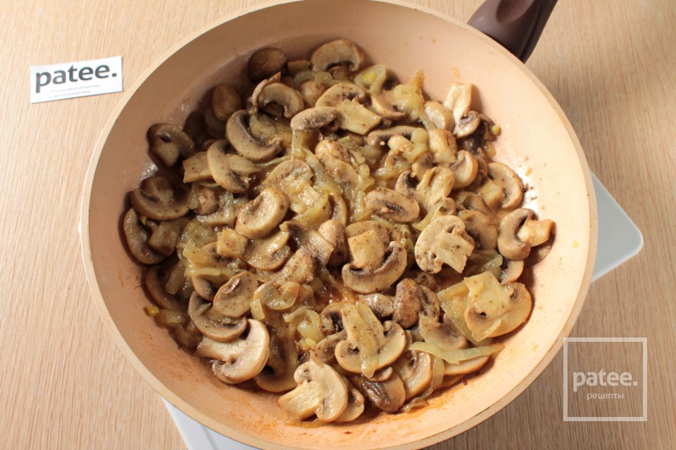 Сметанные галушки с грибами - Шаг 8