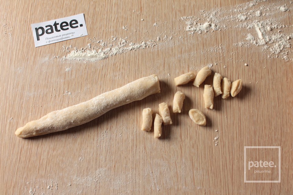 Сметанные галушки с грибами - Шаг 9