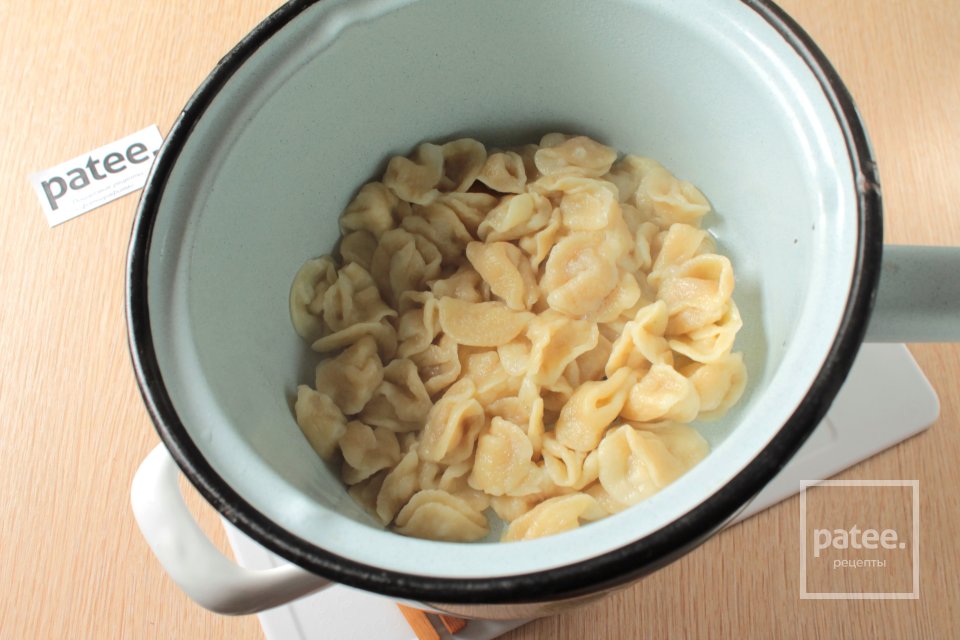 Сметанные галушки с грибами - Шаг 11