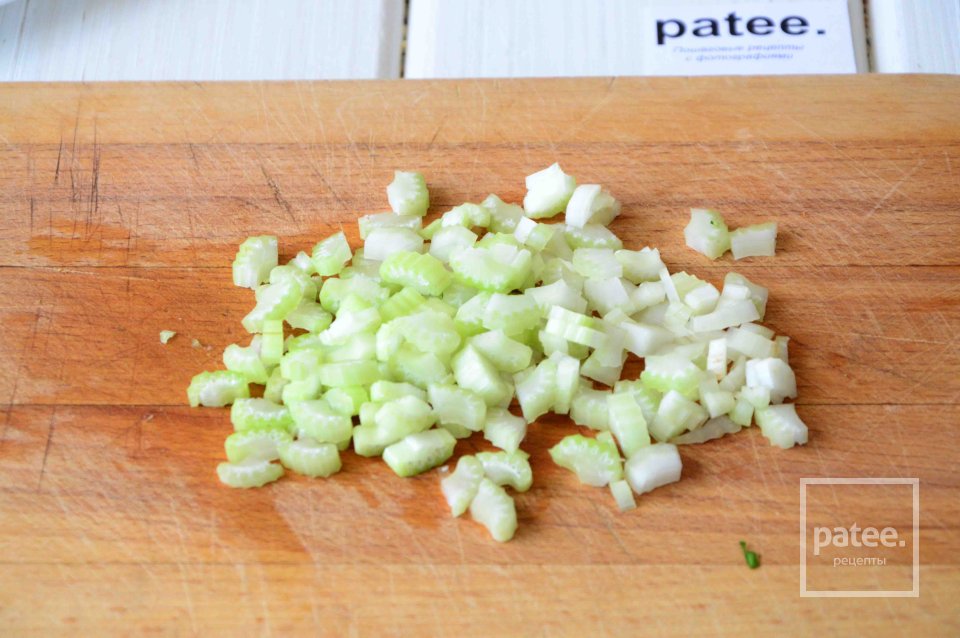 Огуречный салат с горошком и сельдереем - Шаг 3