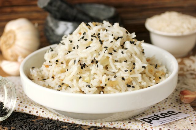 Рис с кунжутом и чесноком