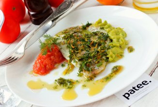 Дорадо с томатно-имбирным тартаром и кремом из авокадо