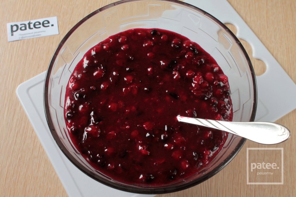 Пирог с красной и черной смородиной - Шаг 7