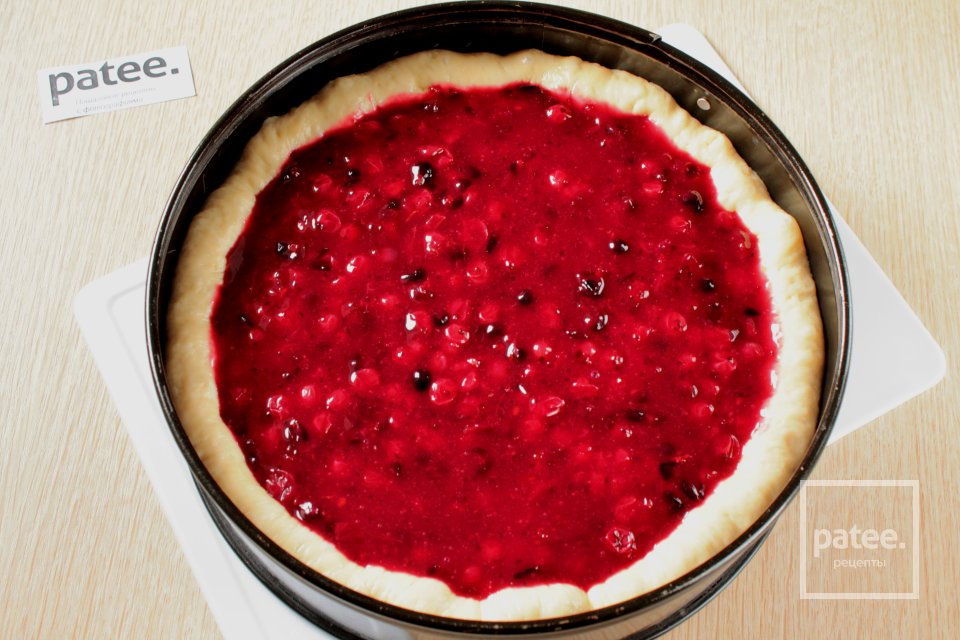 Пирог с красной и черной смородиной - Шаг 10
