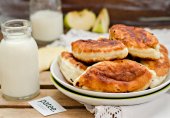 Жареные пирожки с яблоками