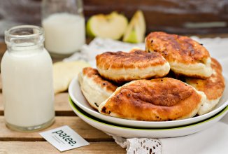 Жареные пирожки с яблоками