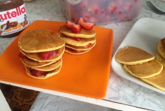 Американские панкейки с клубникой и вареньем с шишок