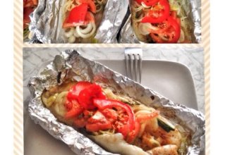 Тилапия на картофельной подушке с овощами.